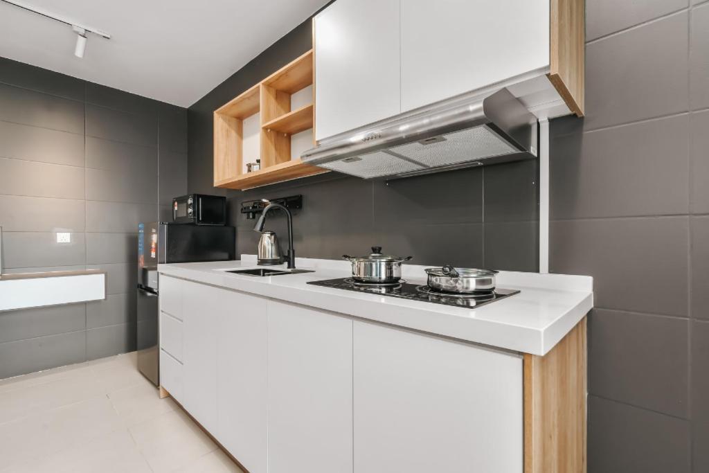 Nowhere 2Br & 2Bath Apartment With Balcony @ Reizz Residences Kuala Lumpur Dış mekan fotoğraf